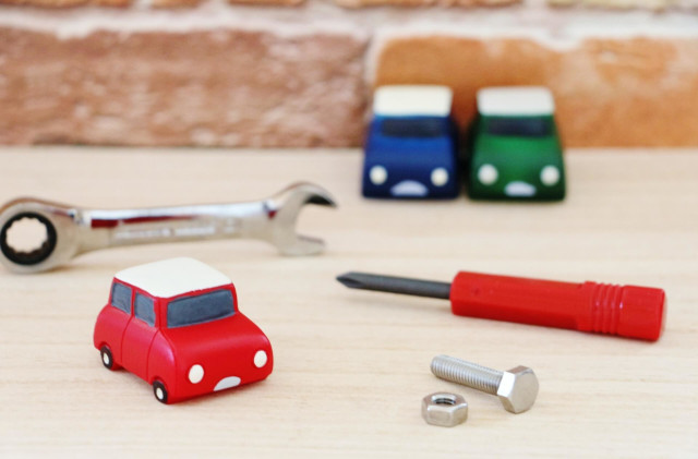おもちゃの車と工具
